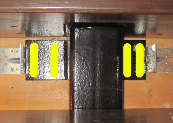 В верхней пяте (пластине для крепления каркаса лестницы к стене) нужно сделать не круглые отверстия под болты, а продольные вертикальные пазы, длиной в 5..8 см, по которым могут скользить головки болтов, закрепленных в стене.