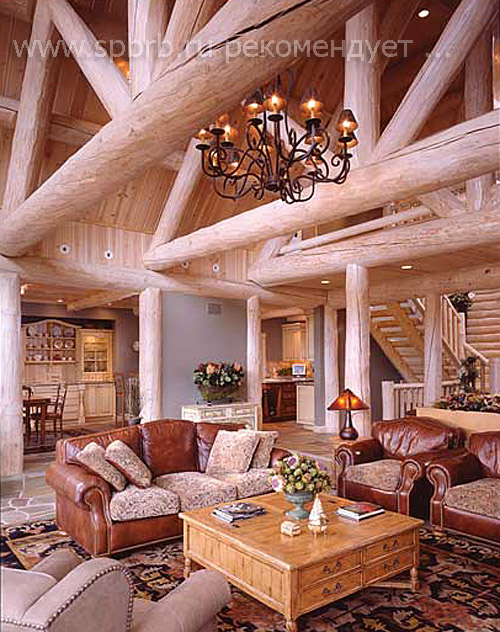 Интерьер просторной гостиной деревянного дома