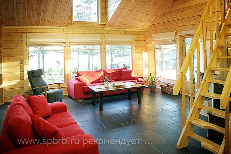 Стильная гостиная в деревянном загородном доме