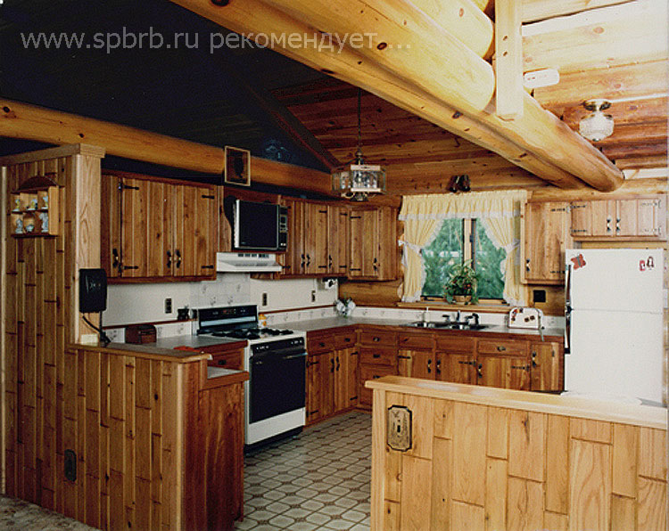  Угловая кухня для рубленого дома