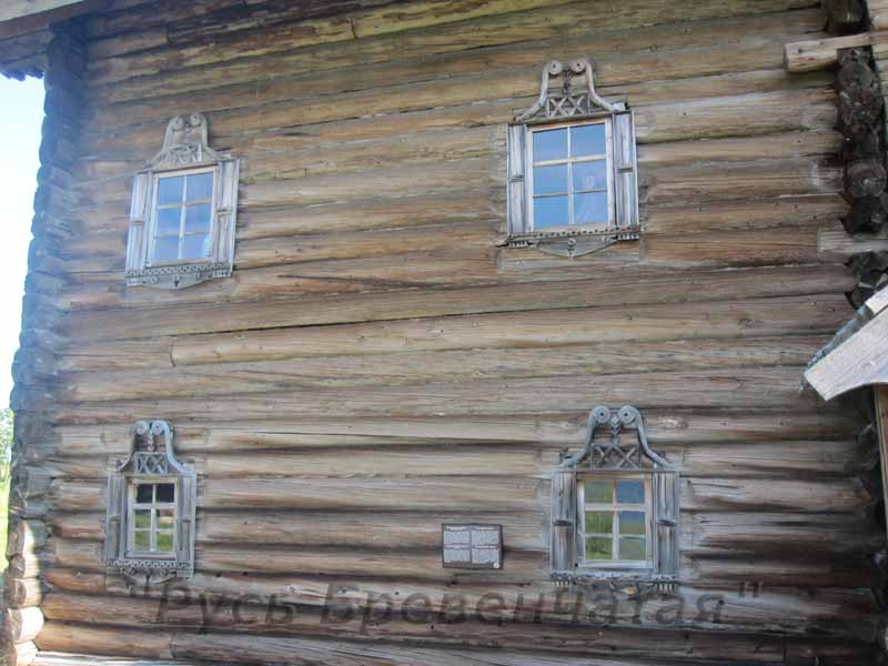 Зимние и летние окна в срубе деревянного дома