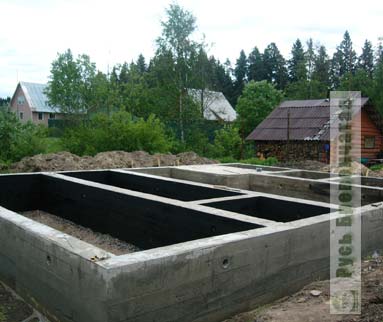 Готовый фундамент для деревянного рубленого дома