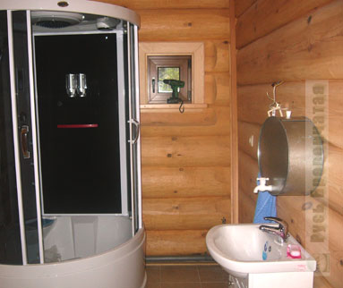 Душевая кабина в ванной комнате бревенчатого дома