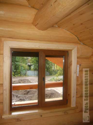 Вид из окна деревянного дома канадской рубки