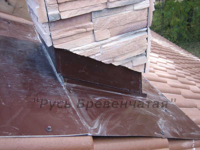 Крепление троса к металлочерепице в деревянном доме