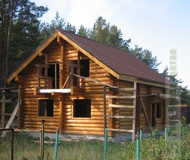Вид деревянного рубленого дома с крышей