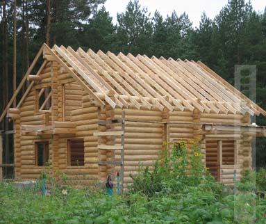 Строительство деревянного рубленного дома на стадии установки стропил