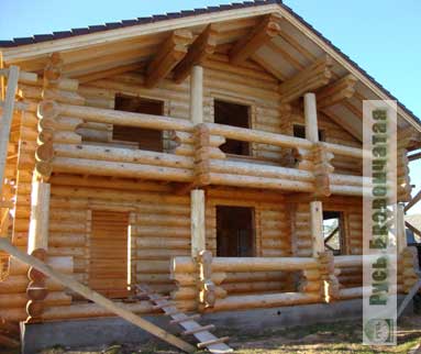 Деревянный рубленый дом площадью 210 кв.м. с террасой и эркером