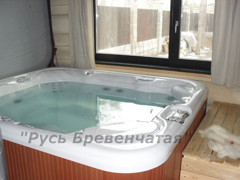 красивая купель (гидромассажная ванна) в деревянной рубленной бане