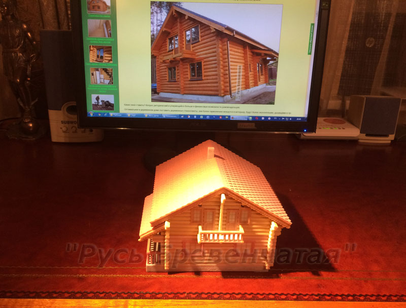 Макет дома напечатанный на 3D принтере, на фоне страницы Блога о нем 