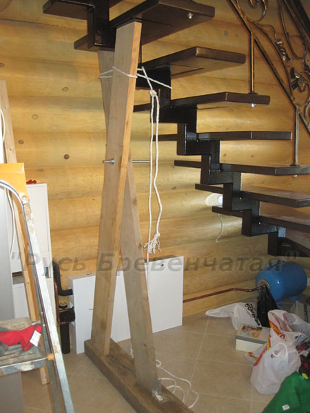 Внешний вид временной опоры для отсоединенной лестницы