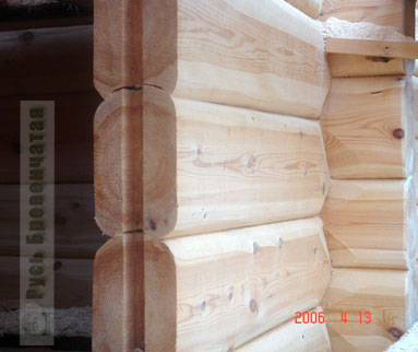 Sägefuge für Holzbalken der Decke in der Fensteröffnung bei Zweikantholz