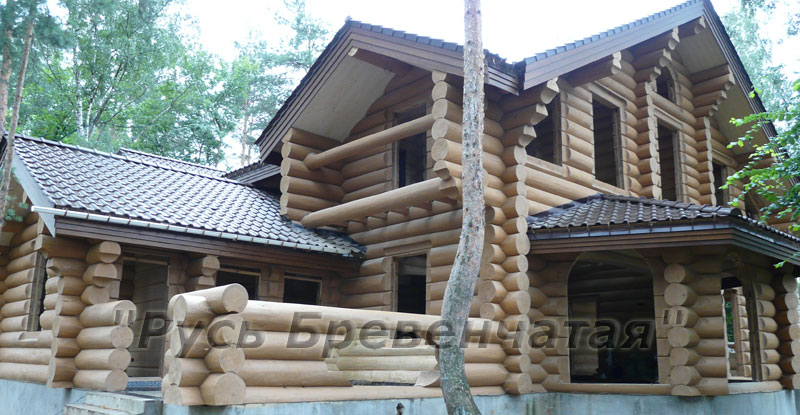 Пример дома из бревна в Москве с построенной крышей из черепицы